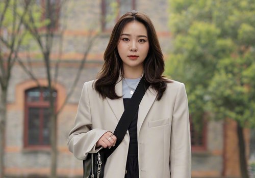 头顶有点尖女生梳中分发型错不了 尖头顶消失不见美的更温柔淑女