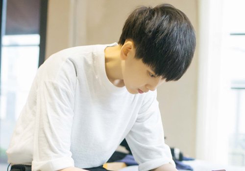 男孩子夏天适合的发型以清爽为主 青春期男孩梳头发别犯倔合适很重要