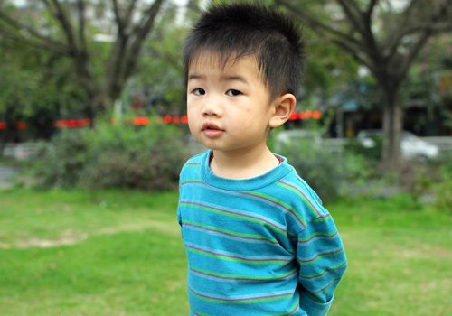再也不想看到2岁小孩剃光头 好看男童发型这么多为什么要为难自己