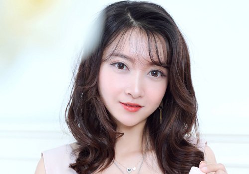 时下女生人气三七分烫发图片 脸型不同适合的三七分卷发不同