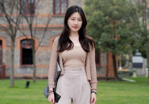 头顶有点尖女生梳中分发型错不了 尖头顶消失不见美的更温柔淑女