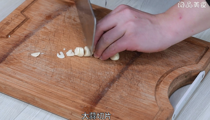 香肠炒蚕豆怎么做 香肠炒蚕豆的做法 