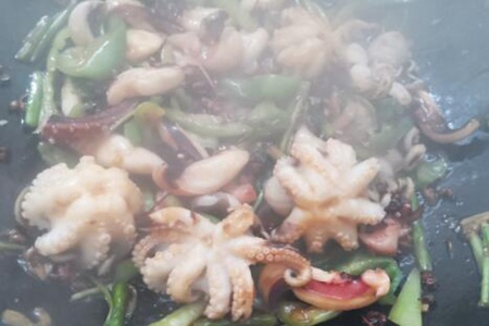 八爪鱼怎么做好吃家常做法？爆炒八爪鱼肉质鲜嫩美味
