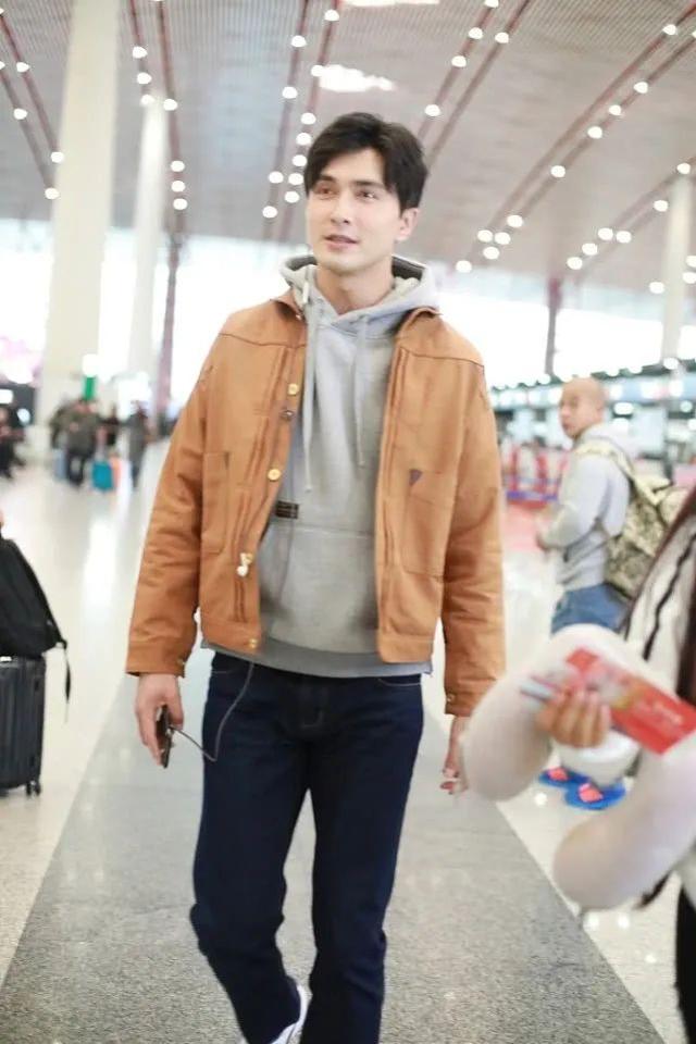 “衣架子”高伟光，连帽卫衣+外套，打造不同风格