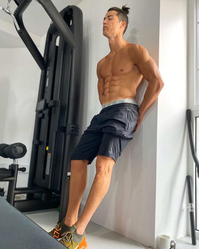 C罗肌肉很抢眼，他这3款发型也很帅气，男人味十足