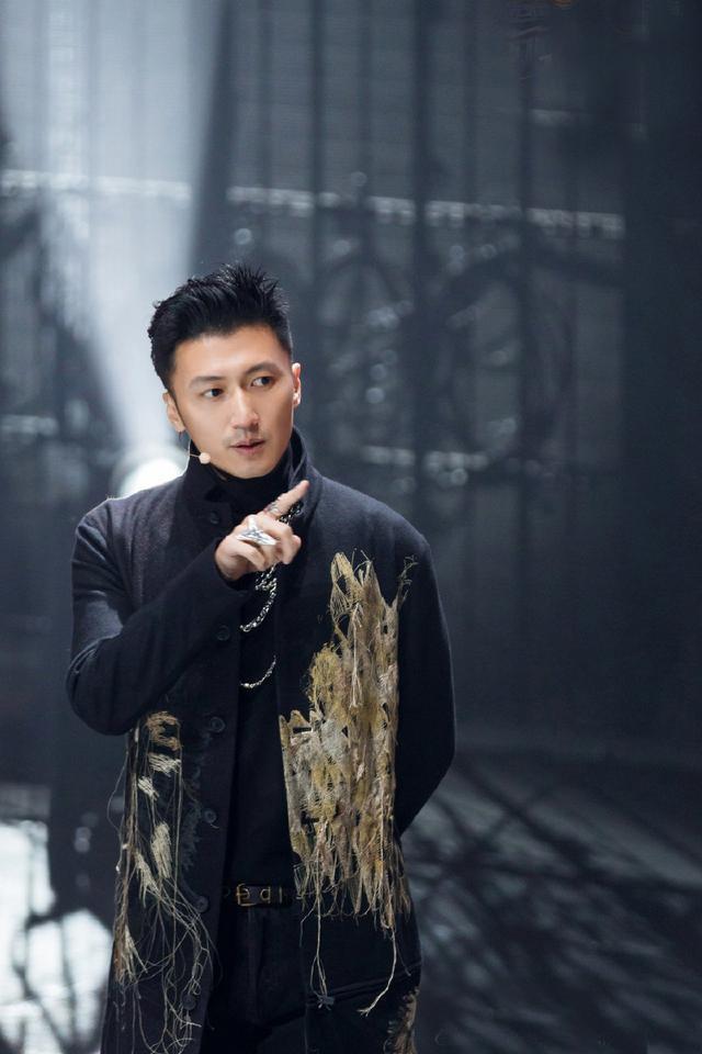 谢霆锋帅气造型，演绎两种不同时髦风范