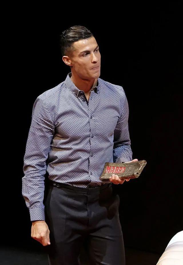 C罗肌肉很抢眼，他这3款发型也很帅气，男人味十足