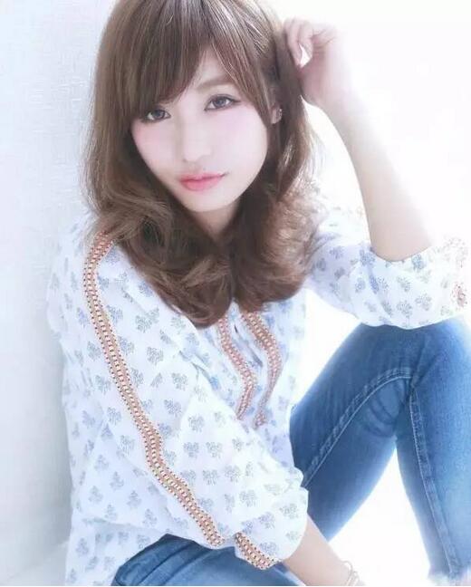 发际线太高的女生适合修颜烫发发型