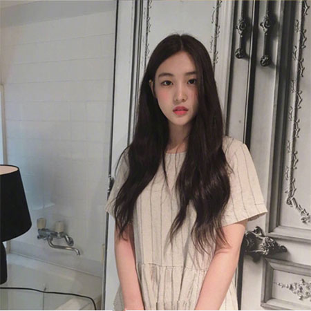 女生秋季无刘海中长发卷发 加个卷会更加时髦养眼