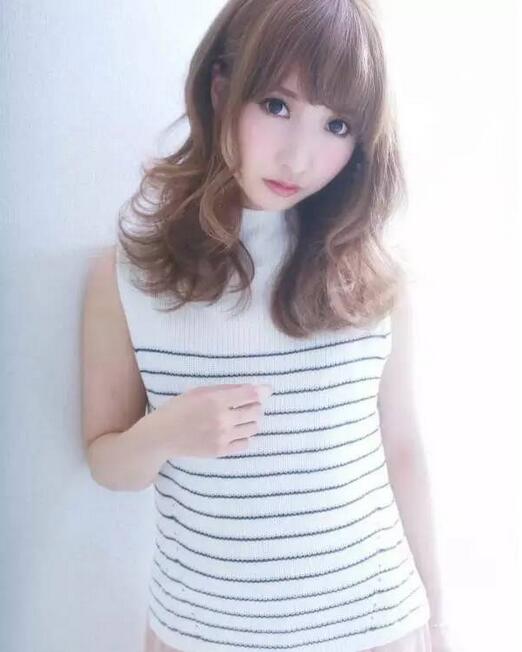 发际线太高的女生适合修颜烫发发型