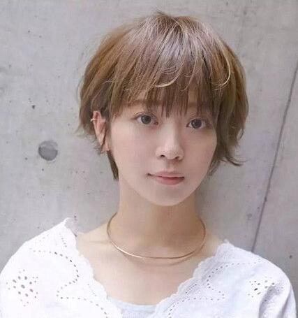 今年夏季女生流行这种短发发型