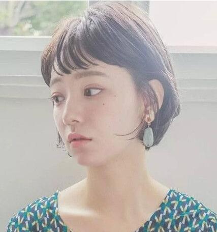 今年夏季女生流行这种短发发型