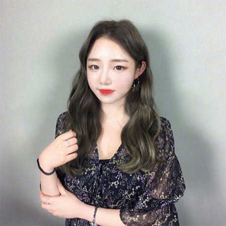 女生秋季无刘海中长发卷发 加个卷会更加时髦养眼