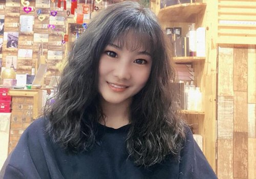 85后小姐姐脸型有点大 自从烫了满头卷发型意外变成可爱小仙女