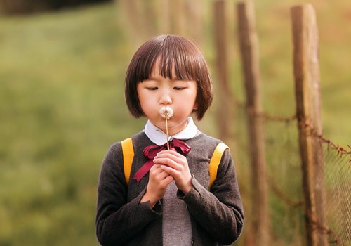 2023年小女孩学生头新造型上线 传统与时尚相结合的女童短发设计