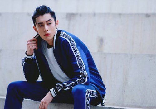 男的扎个小辫子怎么才能不娘好看 适合男生的扎头发图片位置要选对