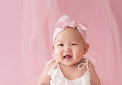 一周岁女宝宝写真照发型 顶着寸头光头的女幼童戴发带拍照才够萌