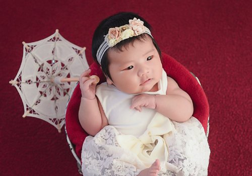 一周岁女宝宝写真照发型 顶着寸头光头的女幼童戴发带拍照才够萌