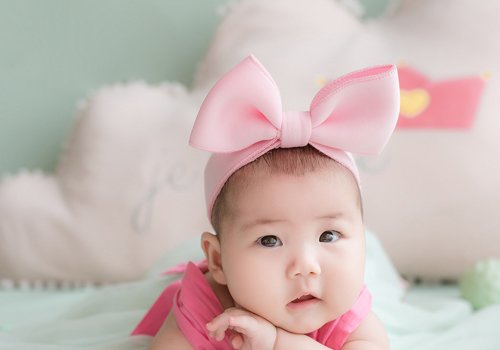 一周岁女宝宝写真照发型 顶着寸头光头的女幼童戴发带拍照才够萌