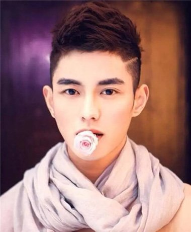 头发上剃一道杠好看吗 男生两边剃掉刻一道杠