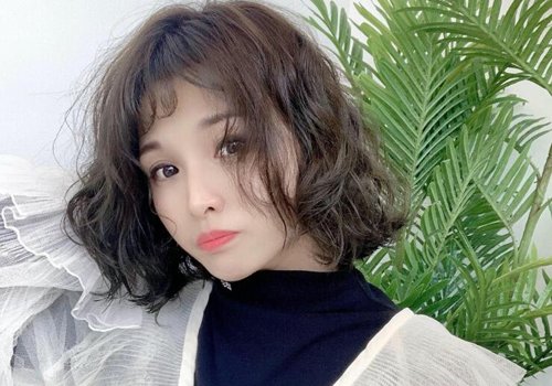 85后小姐姐脸型有点大 自从烫了满头卷发型意外变成可爱小仙女
