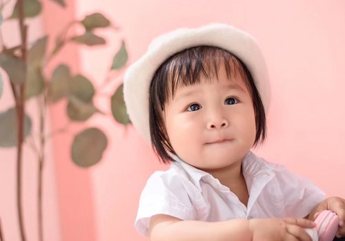 2023年小女孩学生头新造型上线 传统与时尚相结合的女童短发设计