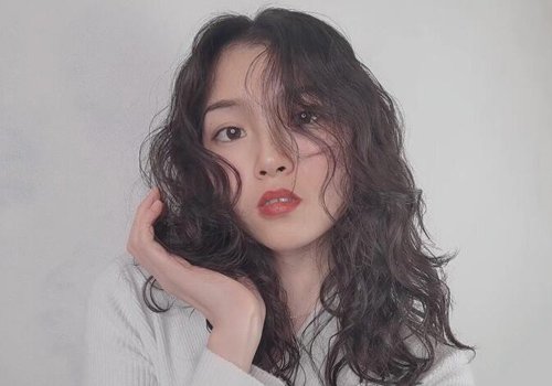 85后小姐姐脸型有点大 自从烫了满头卷发型意外变成可爱小仙女