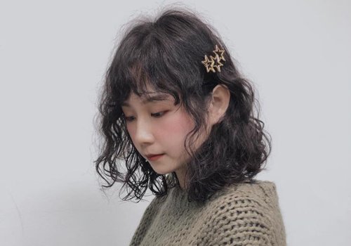 85后小姐姐脸型有点大 自从烫了满头卷发型意外变成可爱小仙女