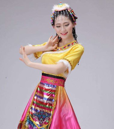 蒙古族女孩辫子图片 适合大饼脸的辫子发型