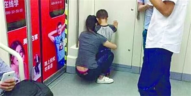 家长带娃在地铁车厢小便，这种行为该不该受到谴责？ 