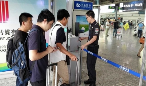 区别对待？大连机场回应对韩籍人员入境戴白牌 