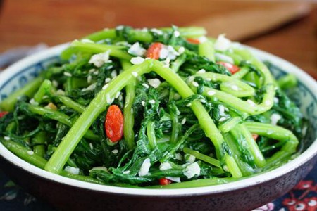 茼蒿怎么做好吃？这三道做法味道鲜美下酒又下饭