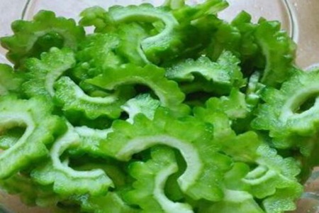 苦瓜怎么做好吃又不苦还有营养？洋葱凉拌苦瓜的做法