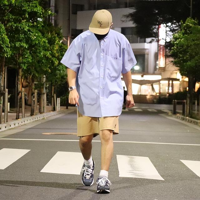 今年夏季流行穿“卡其裤”，造型自带高级时髦