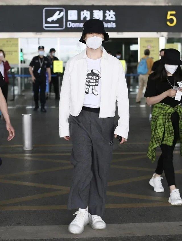 42岁黄晓明打造青春文艺范，阔腿裤+运动鞋，造型高级显品位