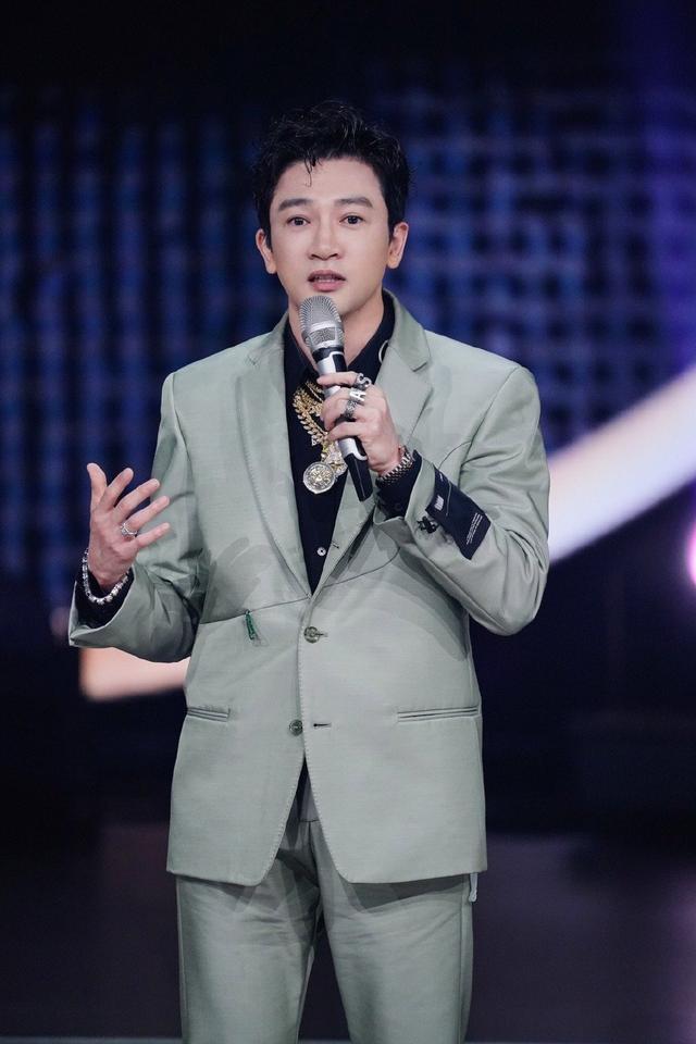 47岁苏有朋帅气造型，两款西装演绎不同风调