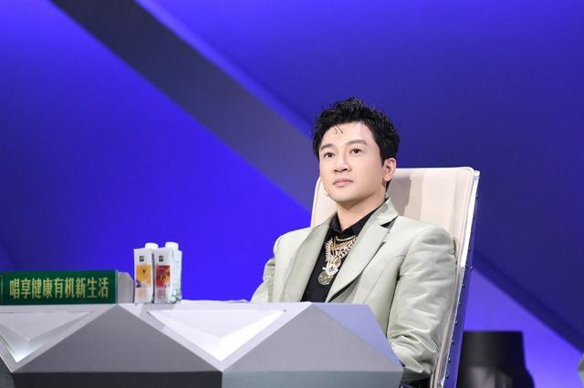 47岁苏有朋帅气造型，两款西装演绎不同风调