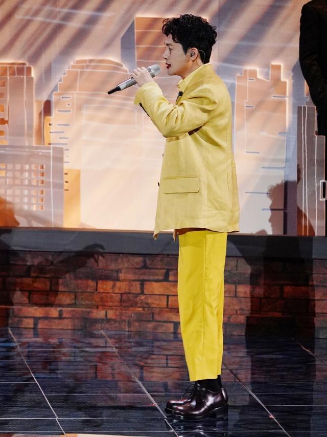 47岁苏有朋帅气造型，两款西装演绎不同风调
