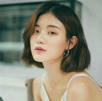 气质中分短发女 让你瞬间提升颜值