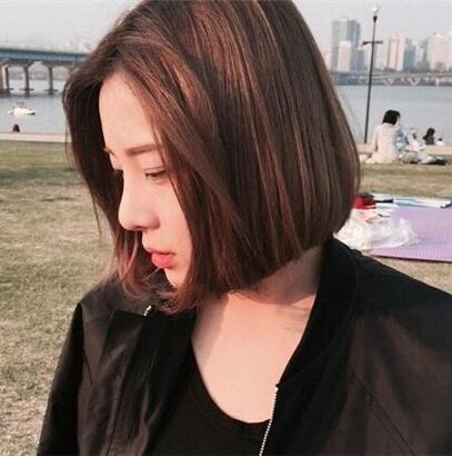 气质中分短发女 让你瞬间提升颜值