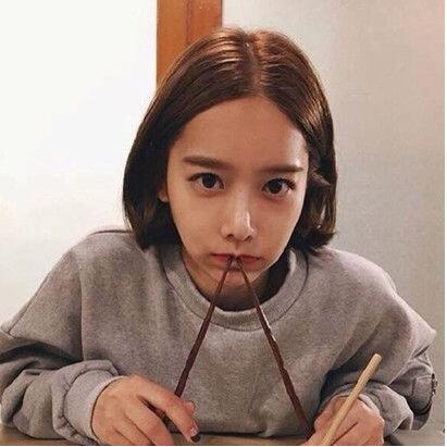 气质中分短发女 让你瞬间提升颜值