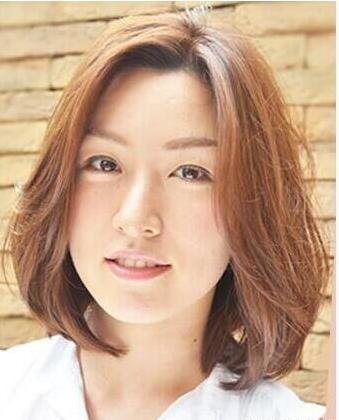 高额头女生适合的烫发发型