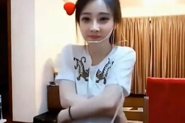 冯提莫被c视频1分10秒 模模糊糊中身形很像