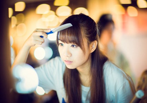大脸的女孩有什么适合绑的头发造型 大脸显小或气质修饰都用扎发