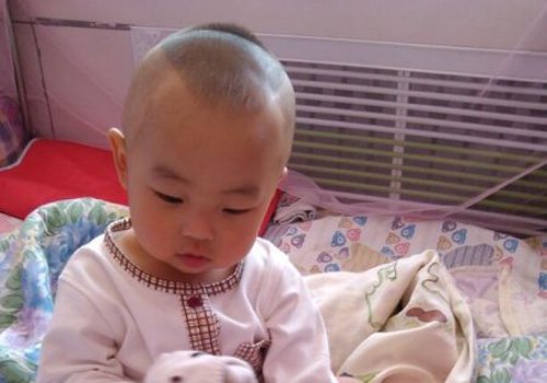 男宝宝桃心头5种新剪法 比光头时髦比寸头有创意的男幼童流行短发