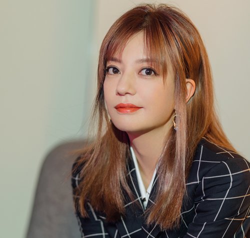 方脸女生头发多试试这5款中长直发 打造清丽气质形象不输气场