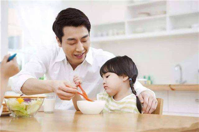 如何帮助孩子改掉用手抓饭的习惯 