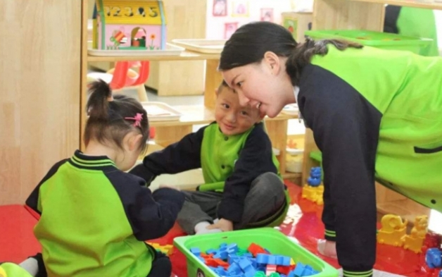 两个孩子争夺玩具老师要如何调解 