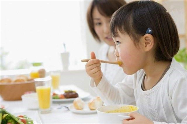 如何帮助孩子改掉用手抓饭的习惯 