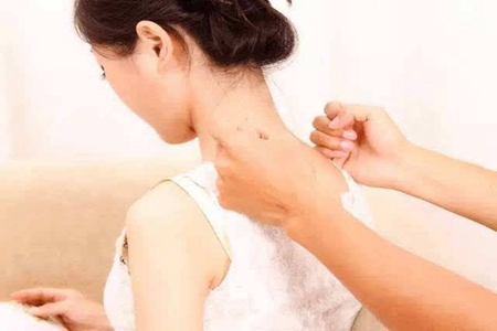 女性夏季怎样可以丰胸？经络按摩和比基尼文胸挑选